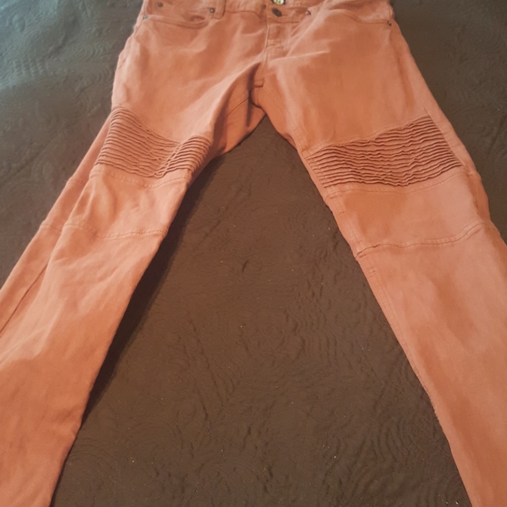 Young men skinny jeans